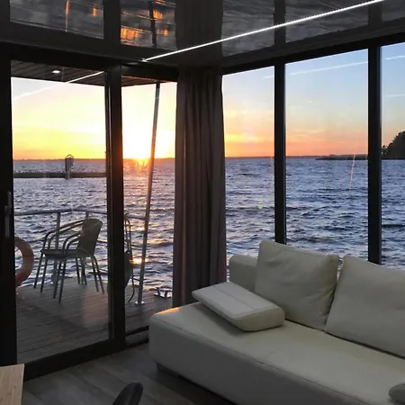 House In By The Waterfront Botel *