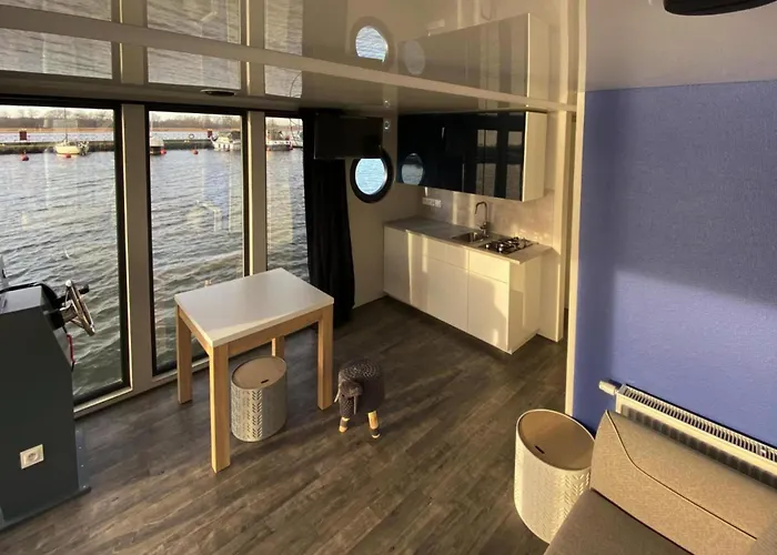 House In By The Waterfront Båthotell *