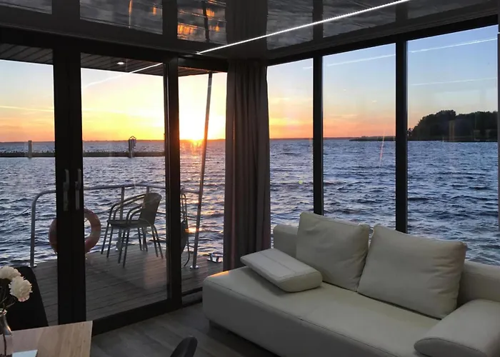 House In By The Waterfront Båthotell *